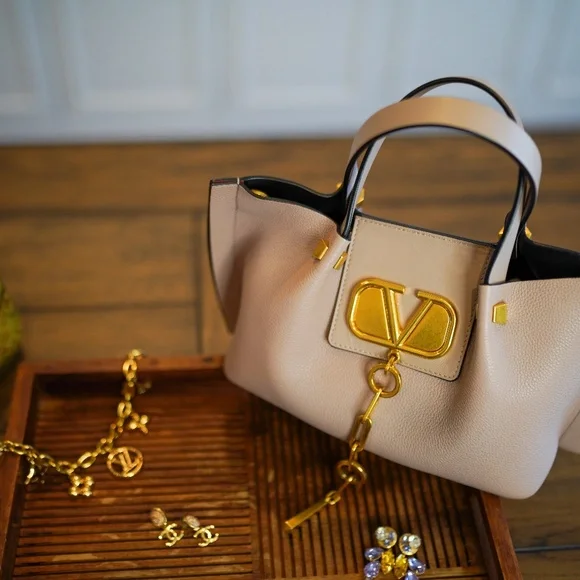 Valentino Garavani VLogo Tote Leather Small - Picture 2 of 16